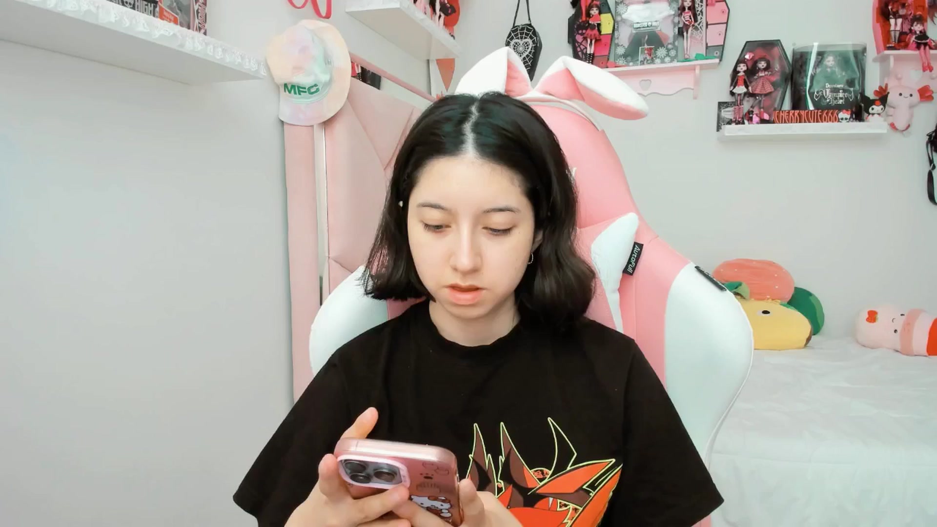 Gallery image thumbnail from Cherrycute666's myfreecams stream on, 05/14/2025, 22:19 image 1 of 20