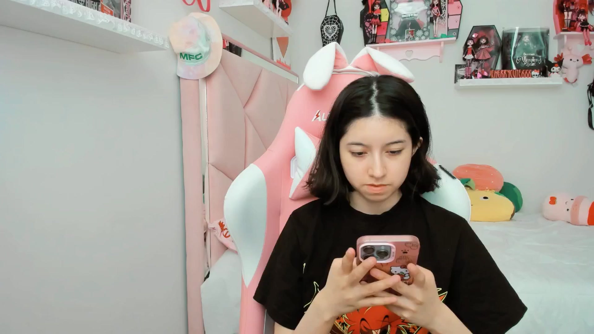 Gallery image thumbnail from Cherrycute666's myfreecams stream on, 05/14/2025, 22:19 image 5 of 20
