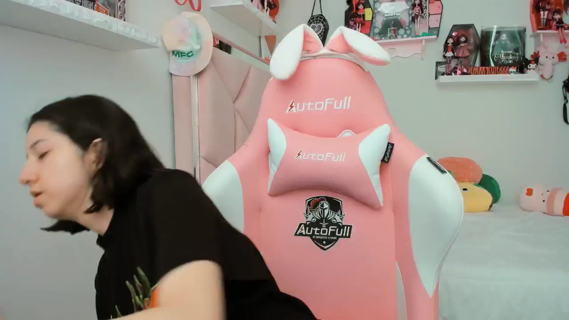 Gallery image thumbnail from Cherrycute666's myfreecams stream on, 05/14/2025, 22:19 image 3 of 20