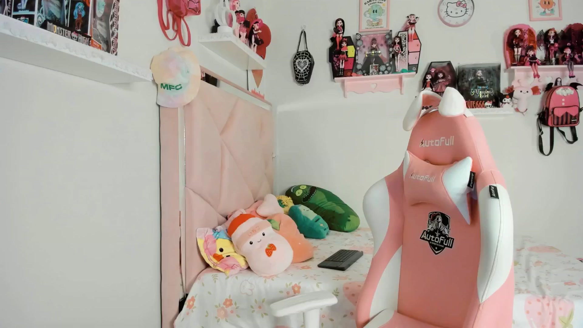 Gallery image thumbnail from Cherrycute666's myfreecams stream on, 05/15/2025, 04:18 image 3 of 20