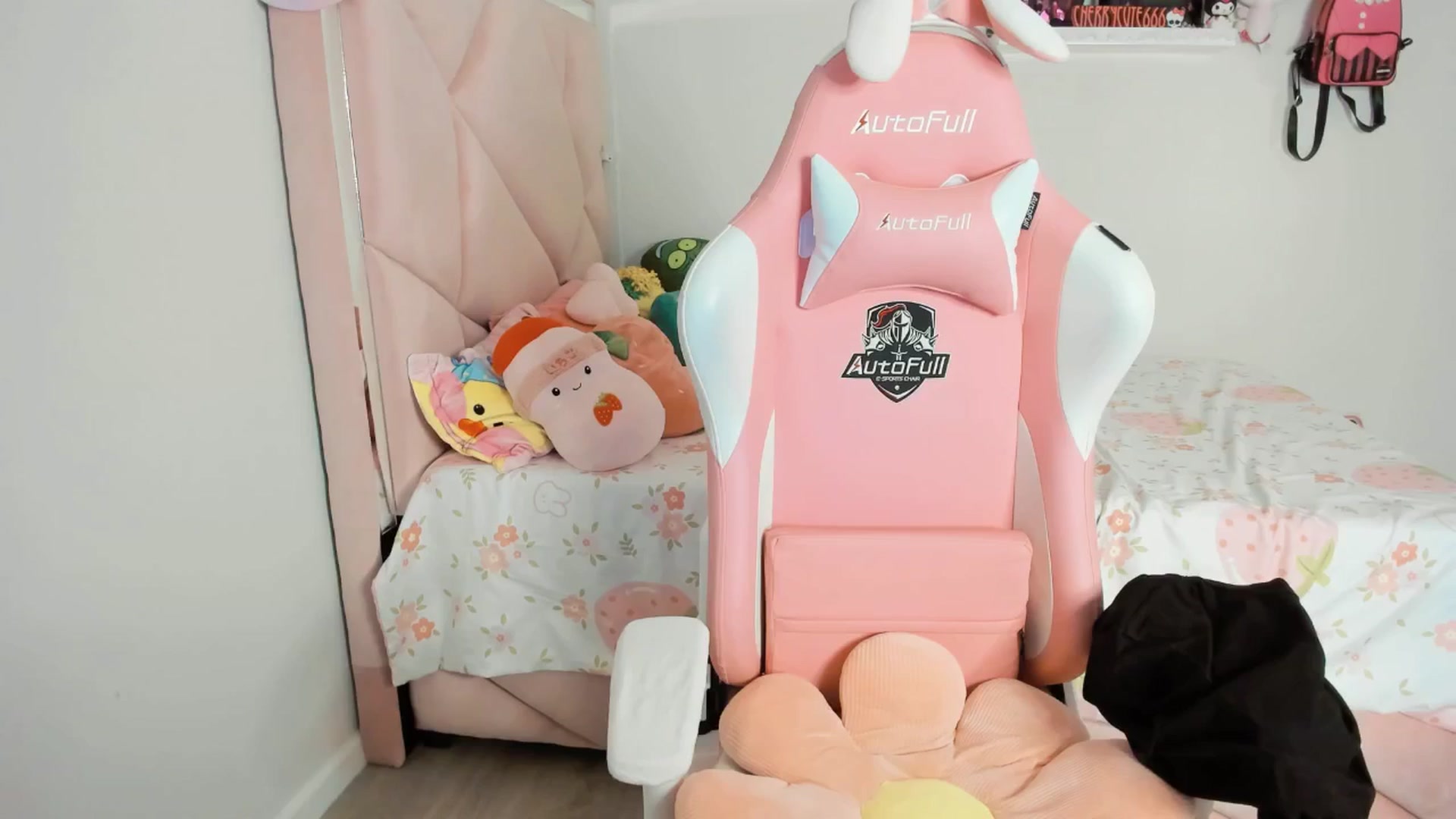 Gallery image thumbnail from Cherrycute666's myfreecams stream on, 05/15/2025, 04:18 image 8 of 20