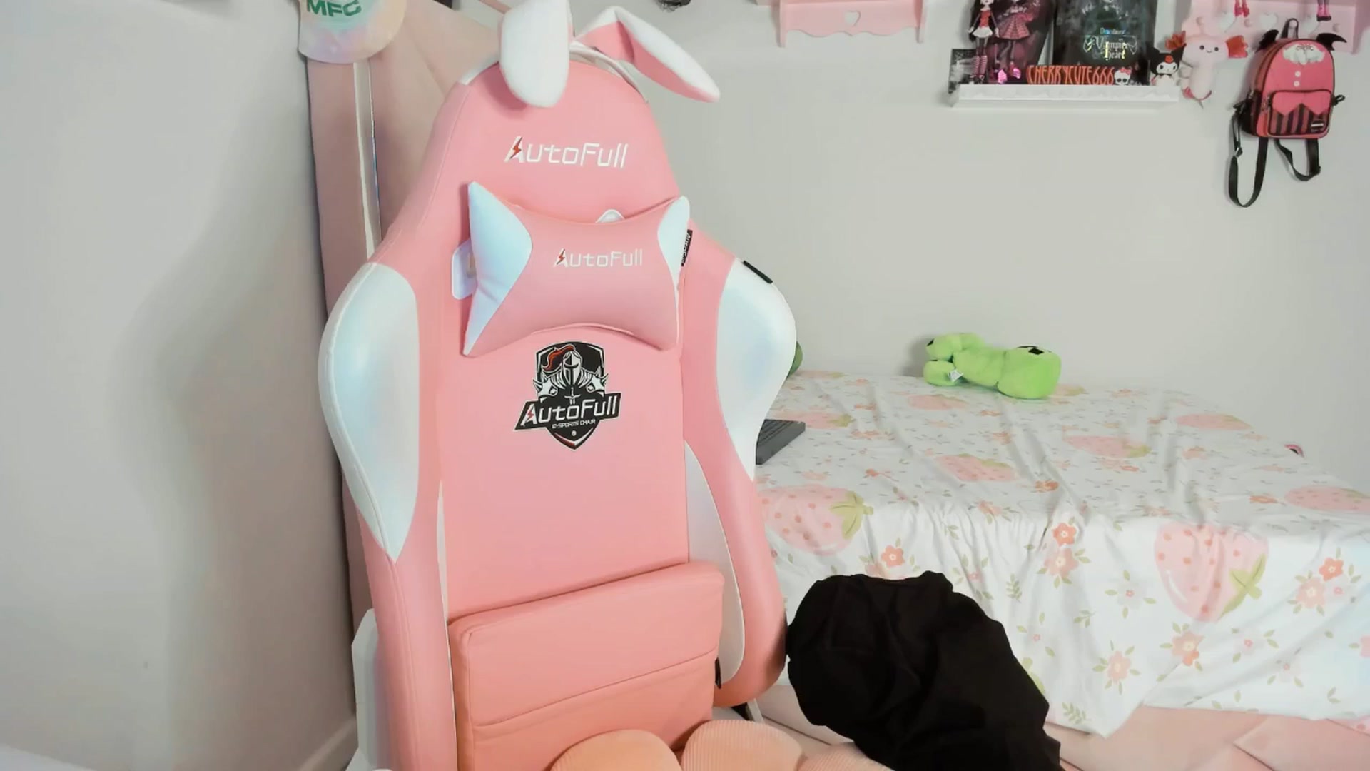 Gallery image thumbnail from Cherrycute666's myfreecams stream on, 05/15/2025, 04:18 image 17 of 20
