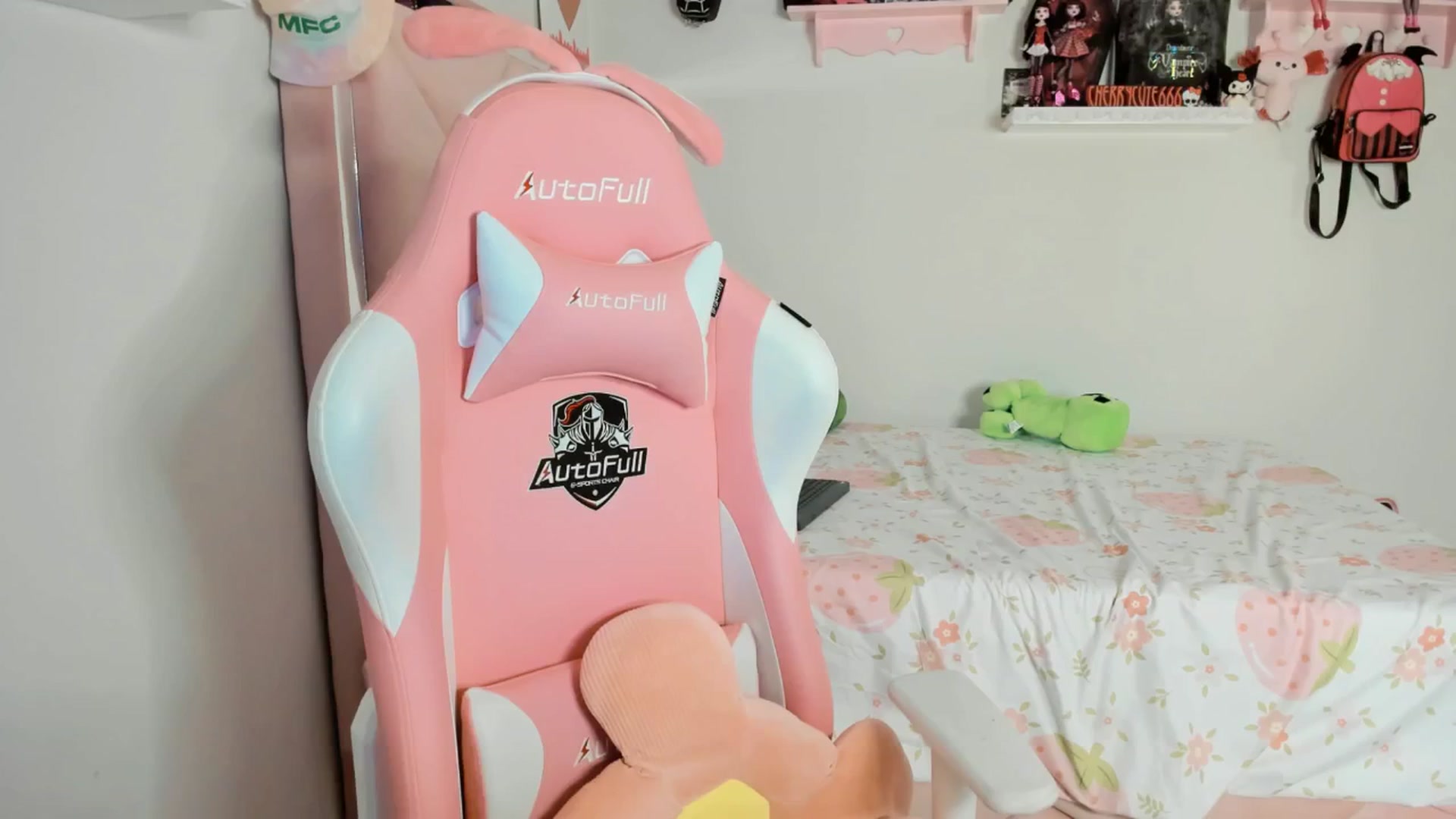 Gallery image thumbnail from Cherrycute666's myfreecams stream on, 05/15/2025, 05:13 image 19 of 20