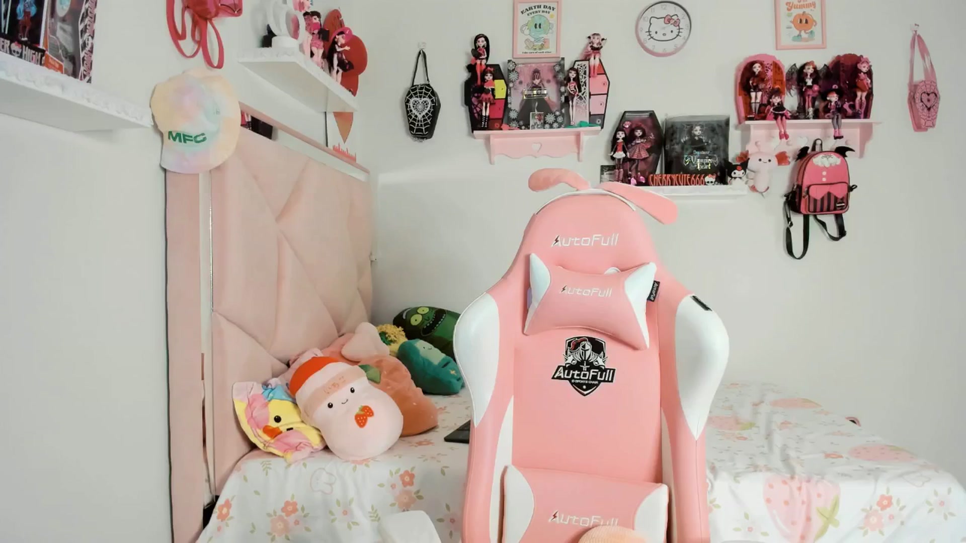 Gallery image thumbnail from Cherrycute666's myfreecams stream on, 05/15/2025, 05:13 image 8 of 20