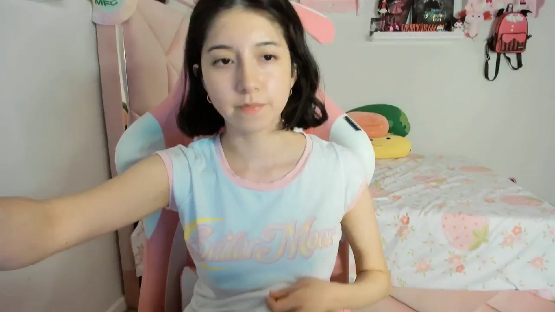 Gallery image thumbnail from Cherrycute666's myfreecams stream on, 05/16/2025, 06:13 image 17 of 20