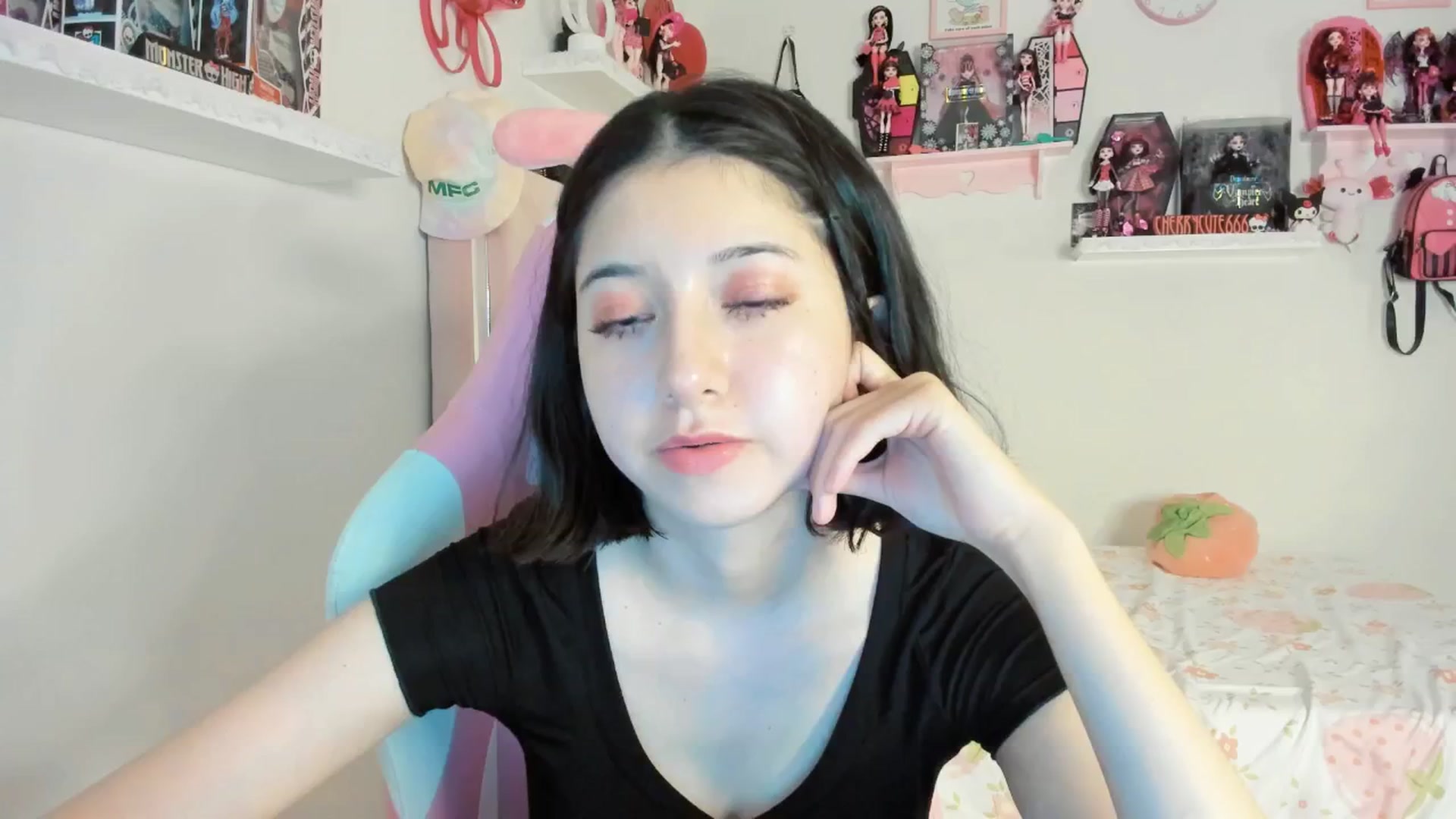 Gallery image thumbnail from Cherrycute666's myfreecams stream on, 05/17/2025, 03:24 image 18 of 20