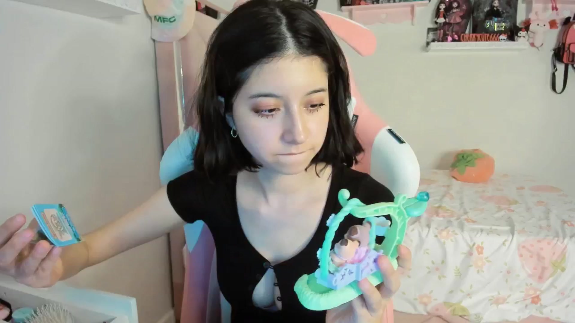 Gallery image thumbnail from Cherrycute666's myfreecams stream on, 05/17/2025, 03:24 image 16 of 20