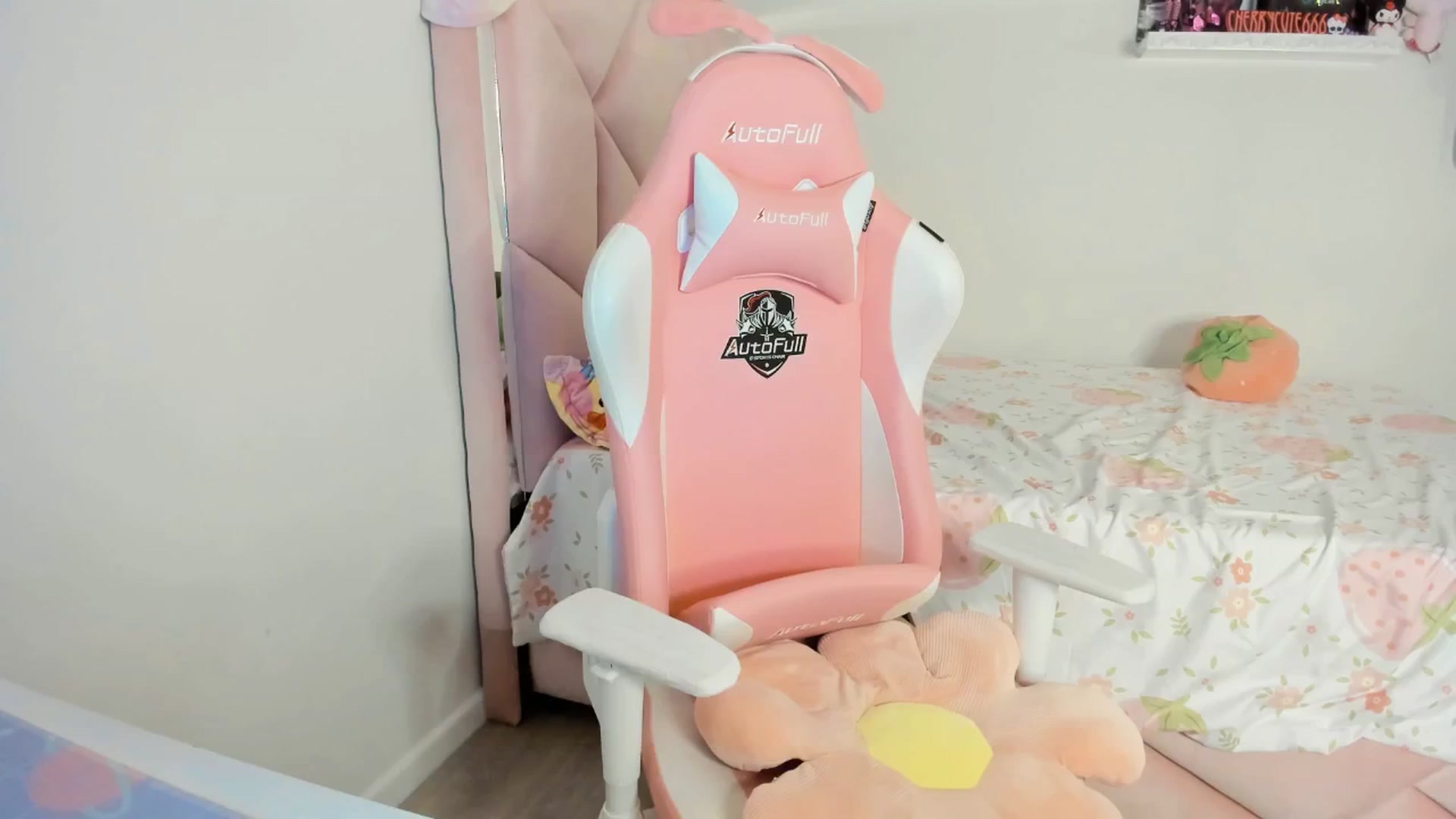 Gallery image thumbnail from Cherrycute666's myfreecams stream on, 05/17/2025, 04:50 image 2 of 20