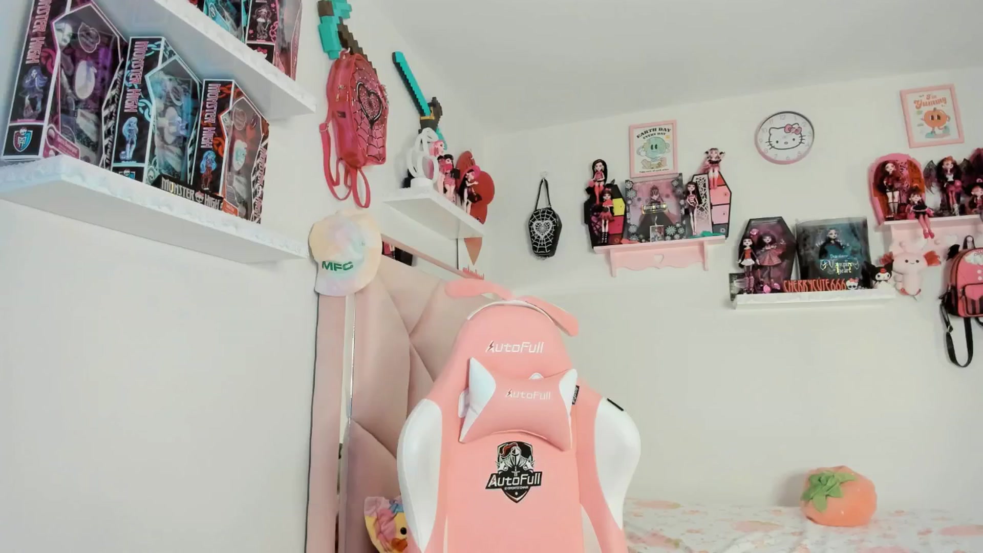 Gallery image thumbnail from Cherrycute666's myfreecams stream on, 05/17/2025, 04:50 image 3 of 20