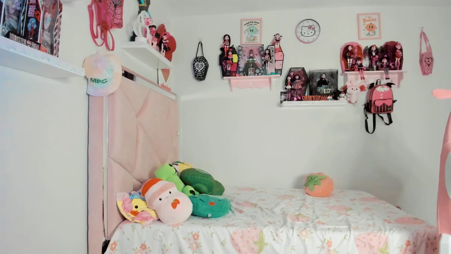 Gallery image thumbnail from Cherrycute666's myfreecams stream on, 05/17/2025, 04:50 image 12 of 20
