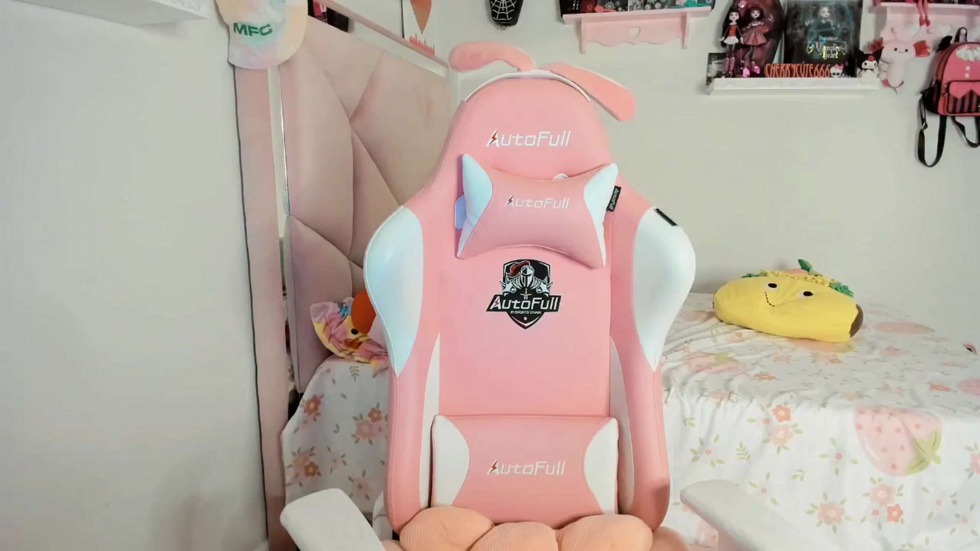 Gallery image thumbnail from Cherrycute666's myfreecams stream on, 05/17/2025, 08:54 image 9 of 20