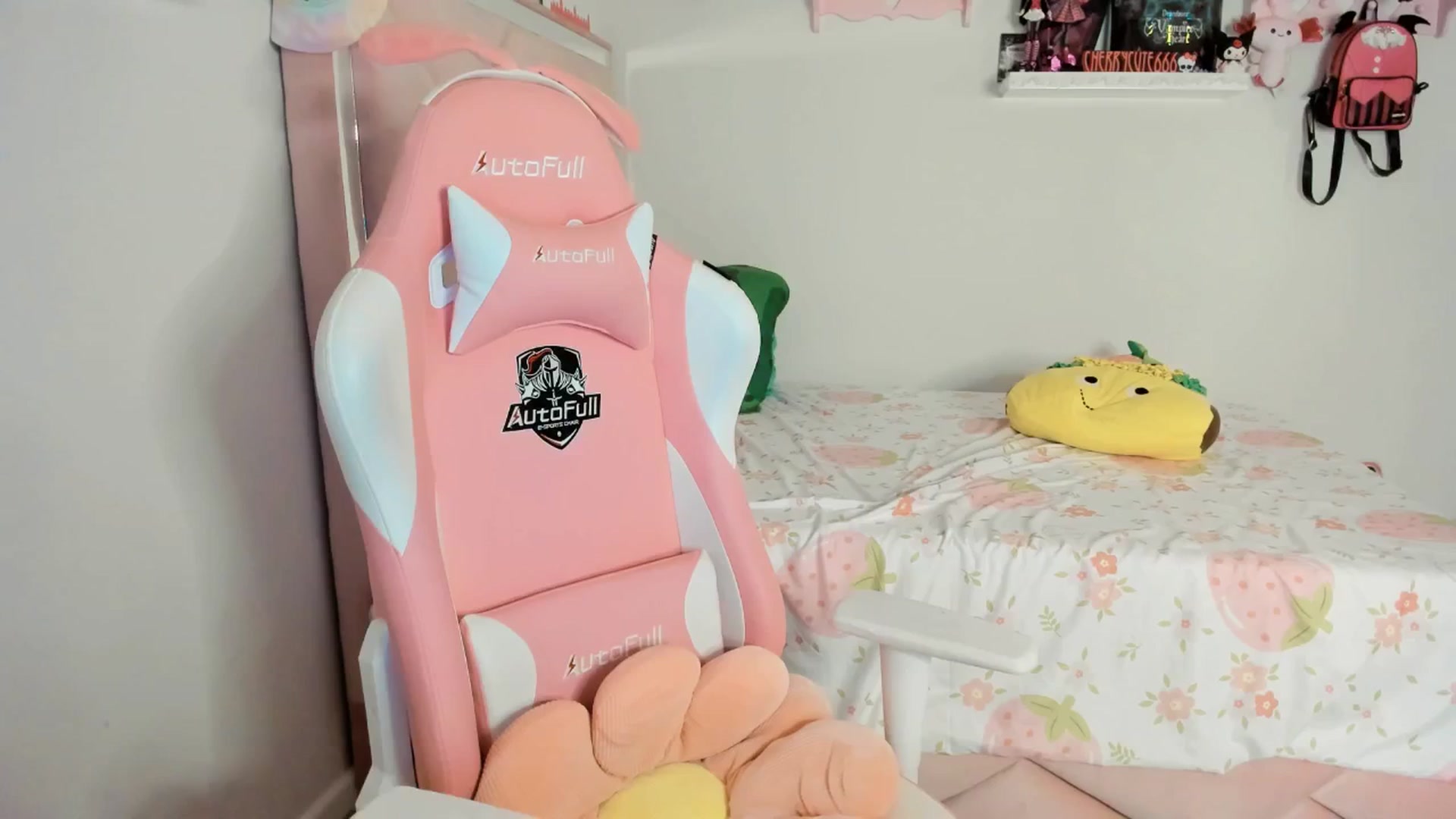 Gallery image thumbnail from Cherrycute666's myfreecams stream on, 05/17/2025, 08:54 image 5 of 20