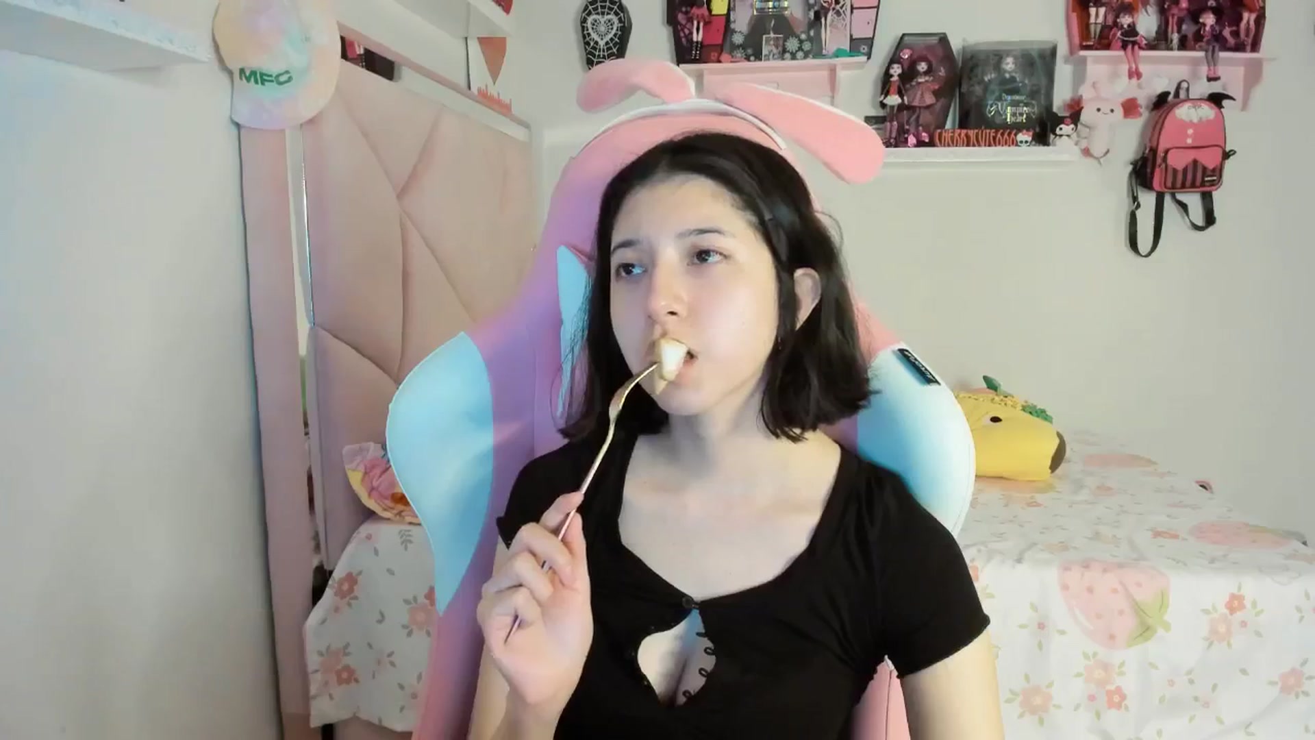 Gallery image thumbnail from Cherrycute666's myfreecams stream on, 05/17/2025, 08:54 image 12 of 20