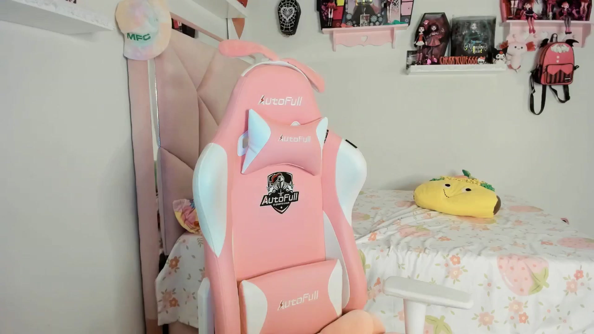 Gallery image thumbnail from Cherrycute666's myfreecams stream on, 05/17/2025, 08:54 image 16 of 20