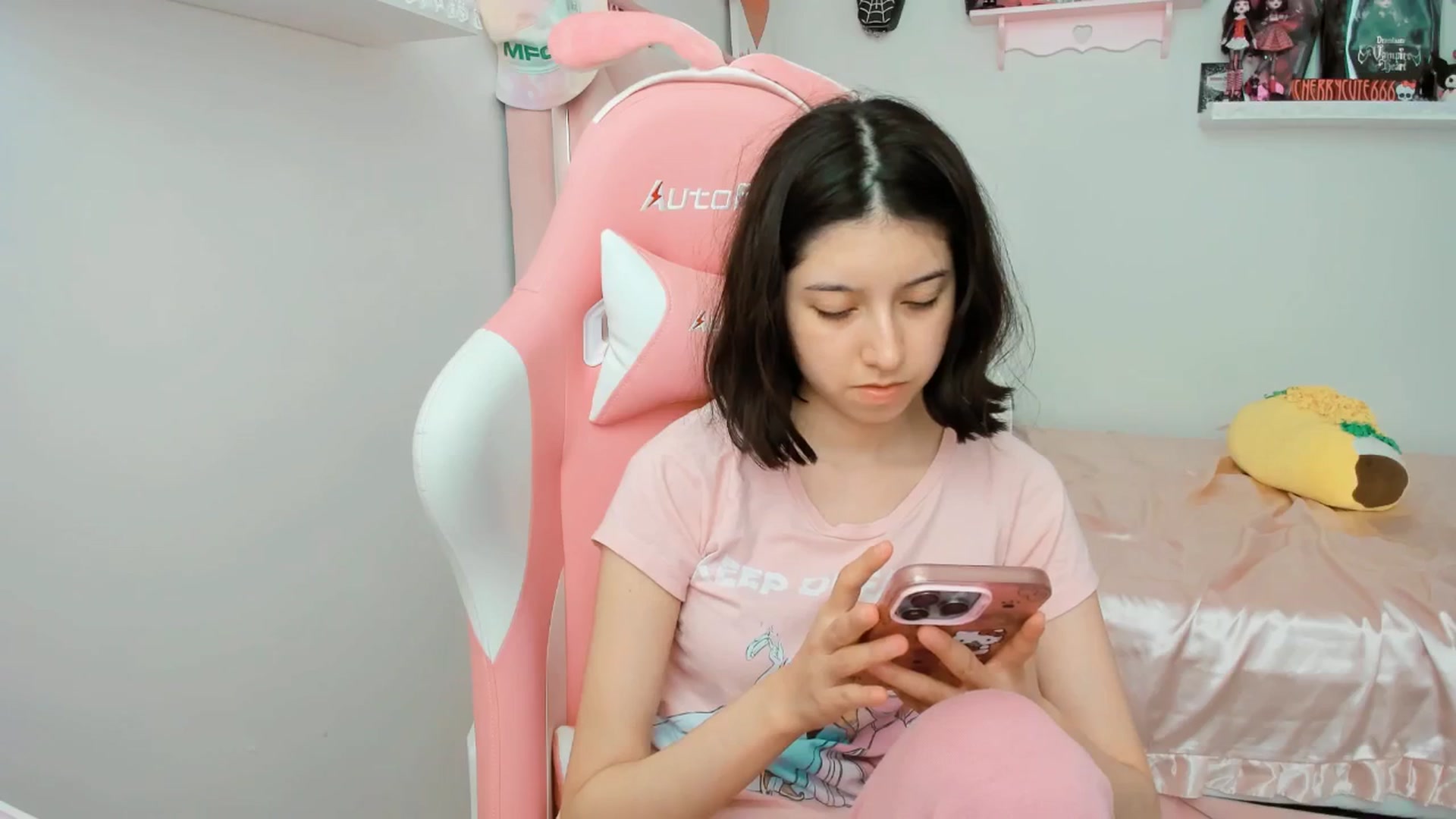 Gallery image thumbnail from Cherrycute666's myfreecams stream on, 05/29/2025, 20:52 image 16 of 20