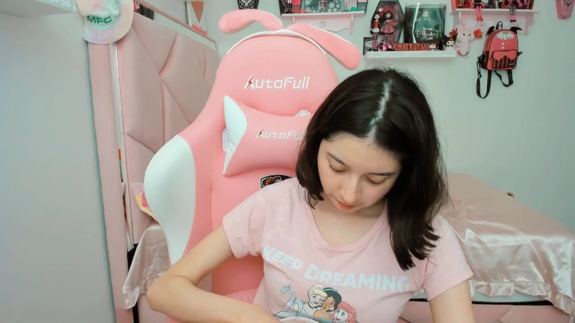 Gallery image thumbnail from Cherrycute666's myfreecams stream on, 05/29/2025, 20:52 image 11 of 20