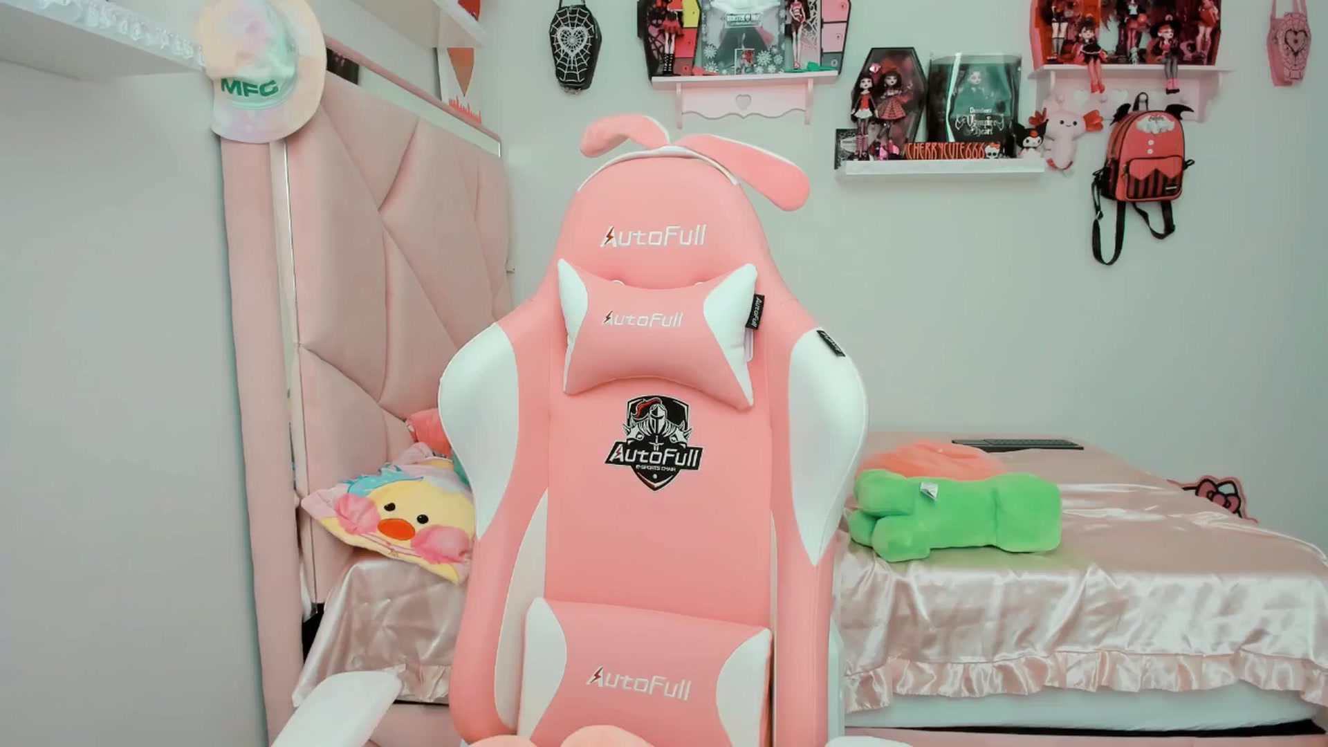 Gallery image thumbnail from Cherrycute666's myfreecams stream on, 05/30/2025, 22:18 image 7 of 20