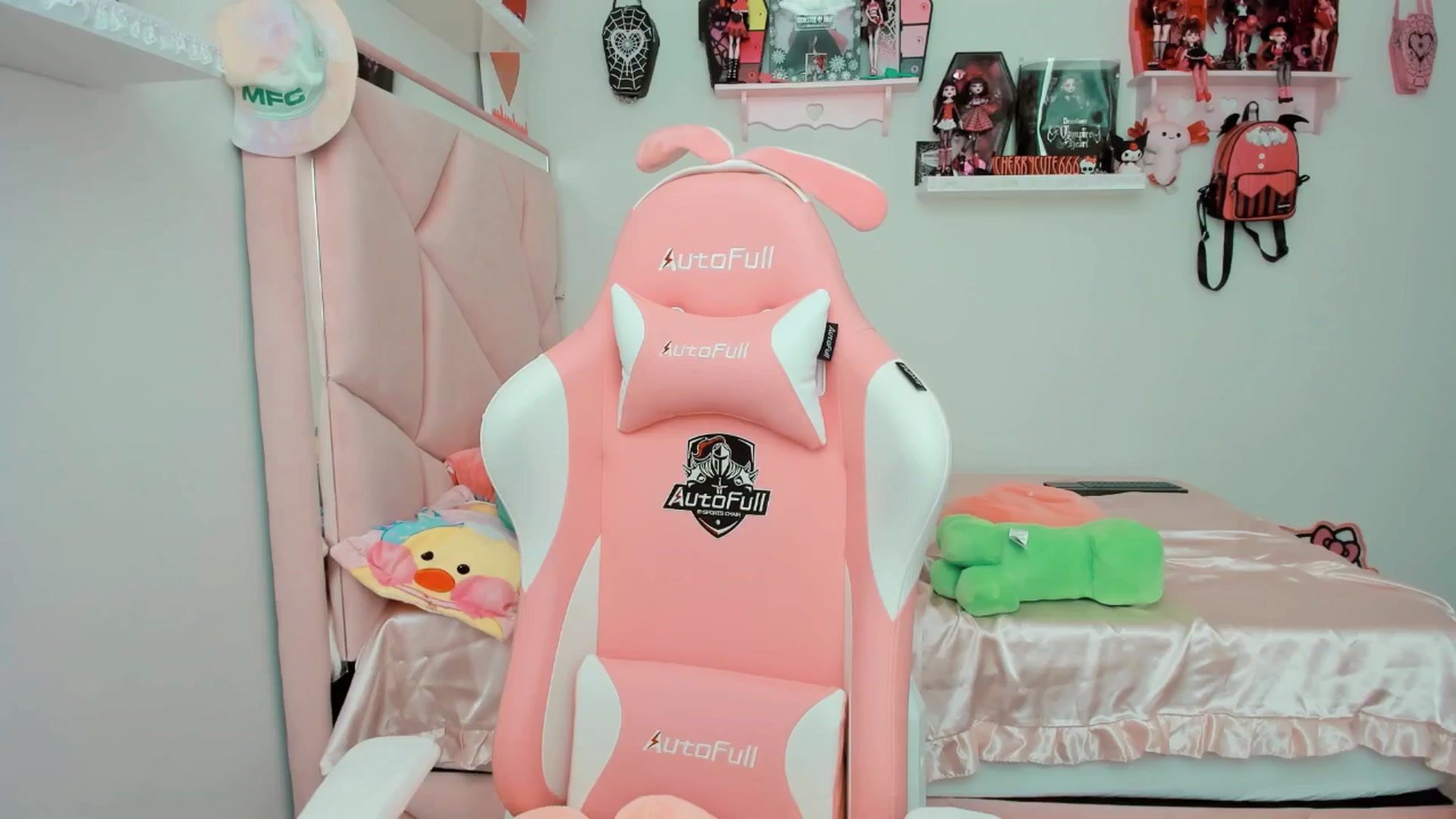 Gallery image thumbnail from Cherrycute666's myfreecams stream on, 05/30/2025, 22:18 image 8 of 20