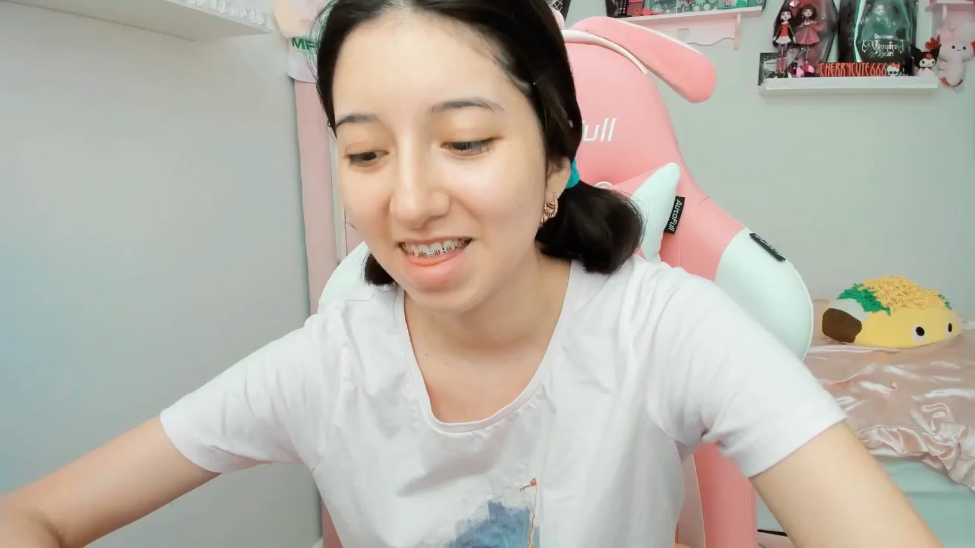 Gallery image thumbnail from Cherrycute666's myfreecams stream on, 05/31/2025, 19:29 image 16 of 20