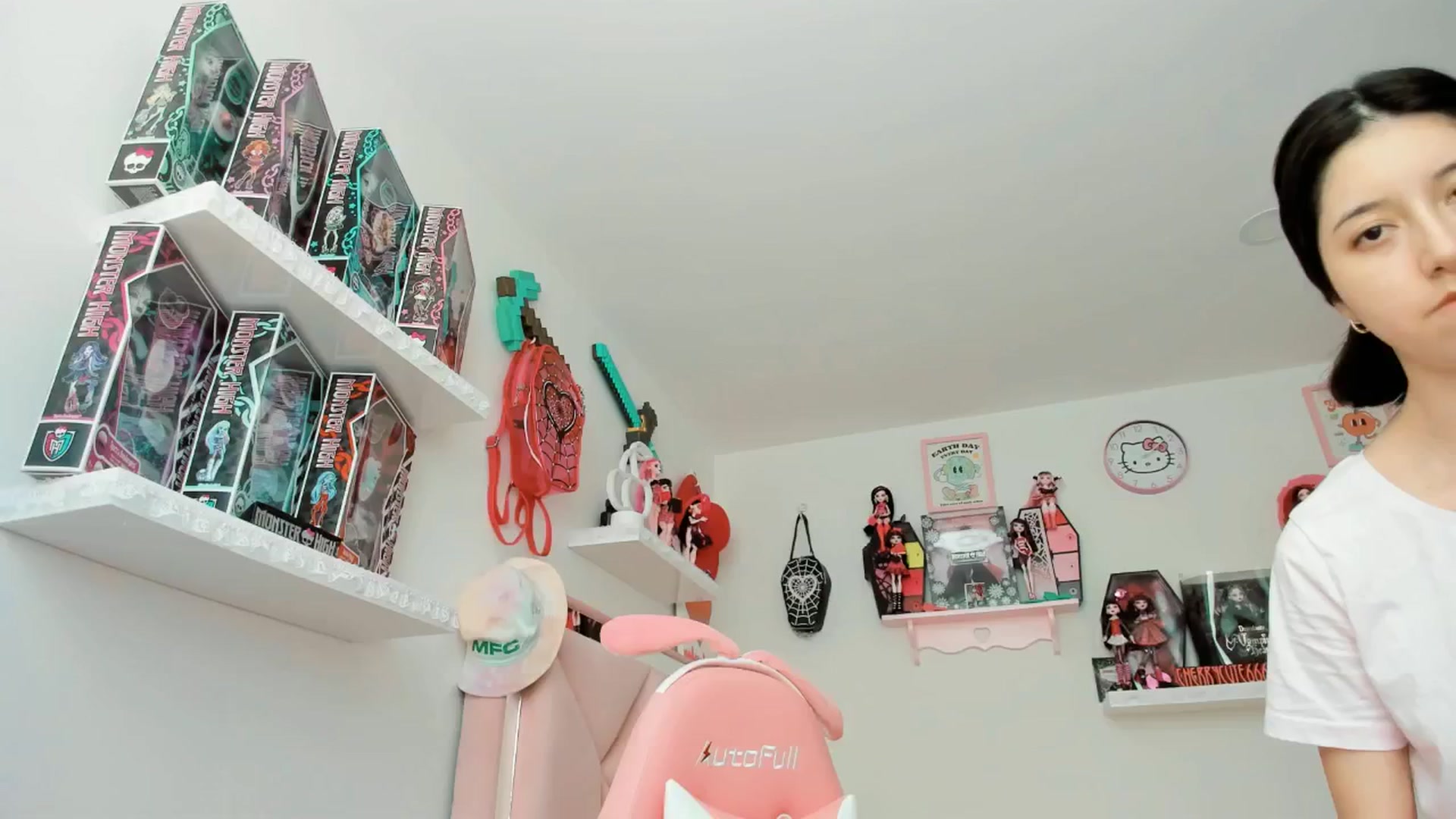 Gallery image thumbnail from Cherrycute666's myfreecams stream on, 05/31/2025, 19:29 image 15 of 20
