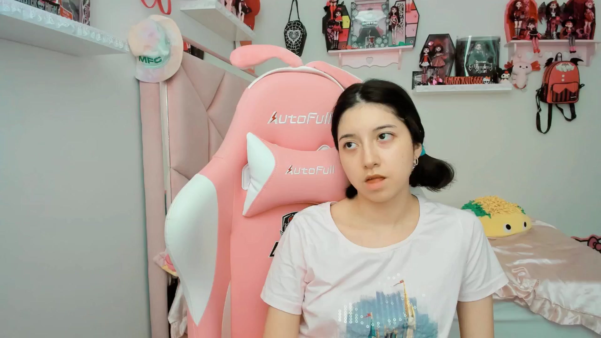 Gallery image thumbnail from Cherrycute666's myfreecams stream on, 05/31/2025, 19:29 image 5 of 20