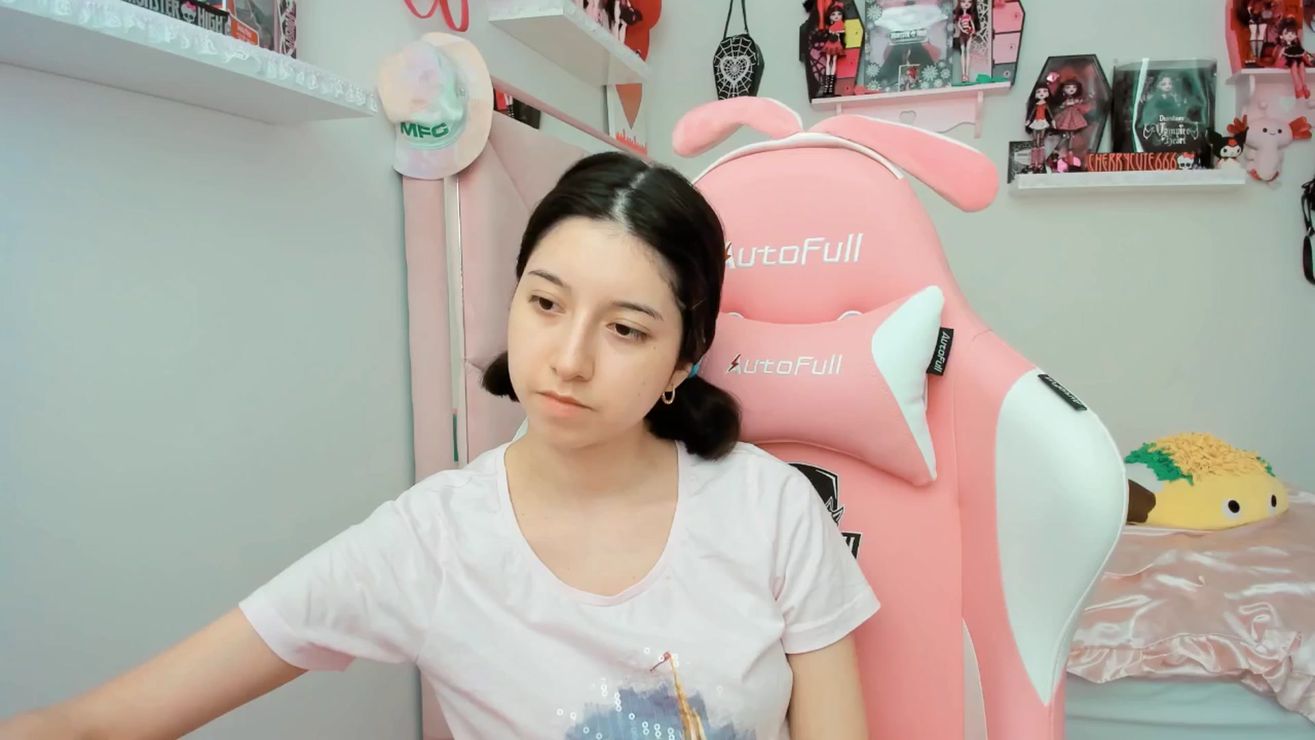Gallery image thumbnail from Cherrycute666's myfreecams stream on, 05/31/2025, 19:29 image 8 of 20