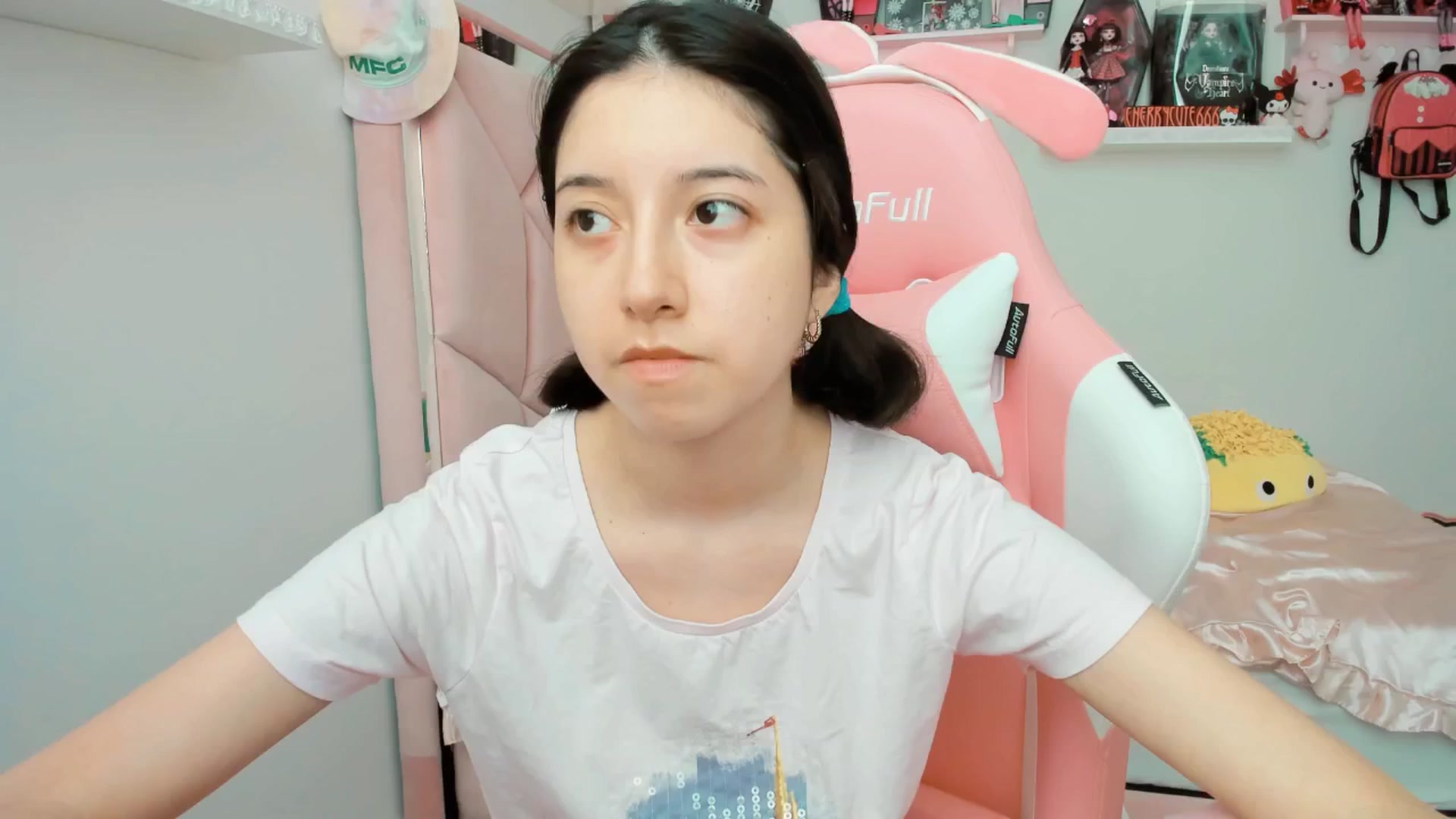Gallery image thumbnail from Cherrycute666's myfreecams stream on, 05/31/2025, 19:29 image 17 of 20