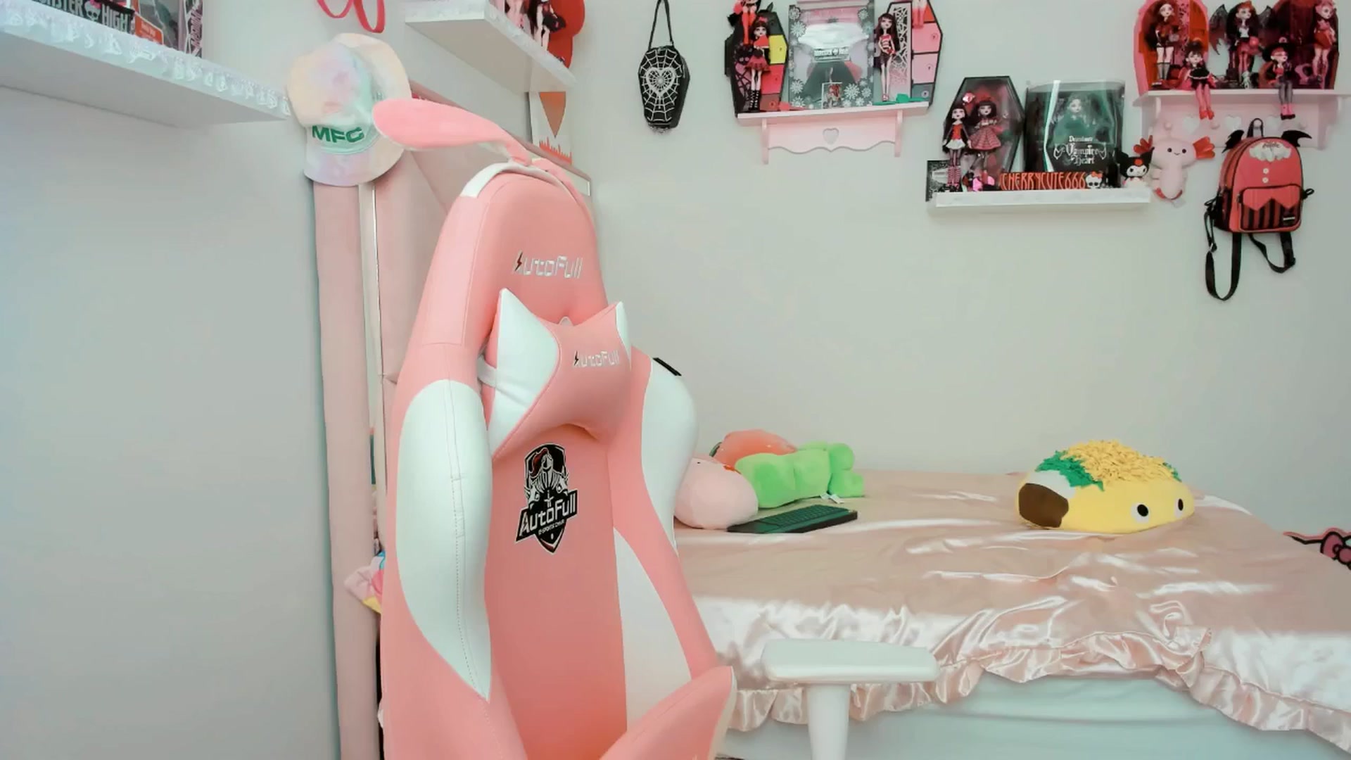 Gallery image thumbnail from Cherrycute666's myfreecams stream on, 05/31/2025, 19:29 image 4 of 20