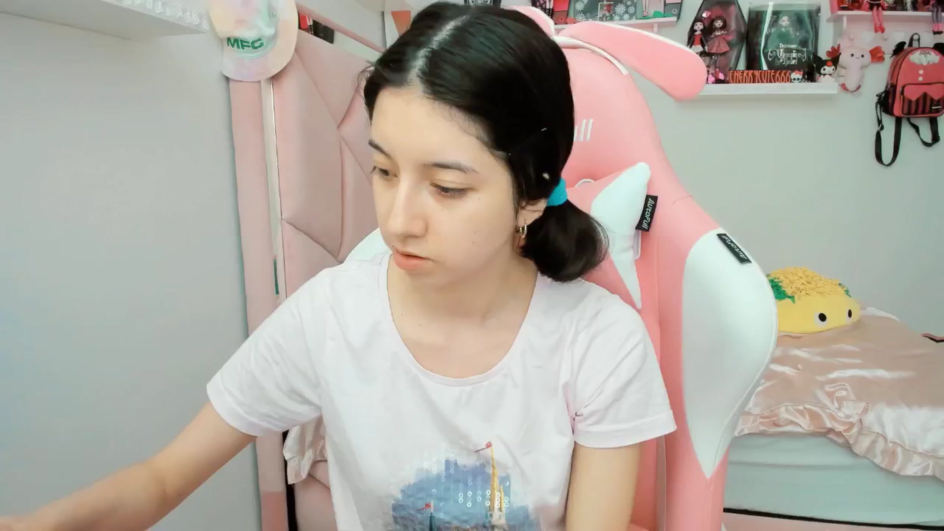 Gallery image thumbnail from Cherrycute666's myfreecams stream on, 05/31/2025, 19:29 image 18 of 20