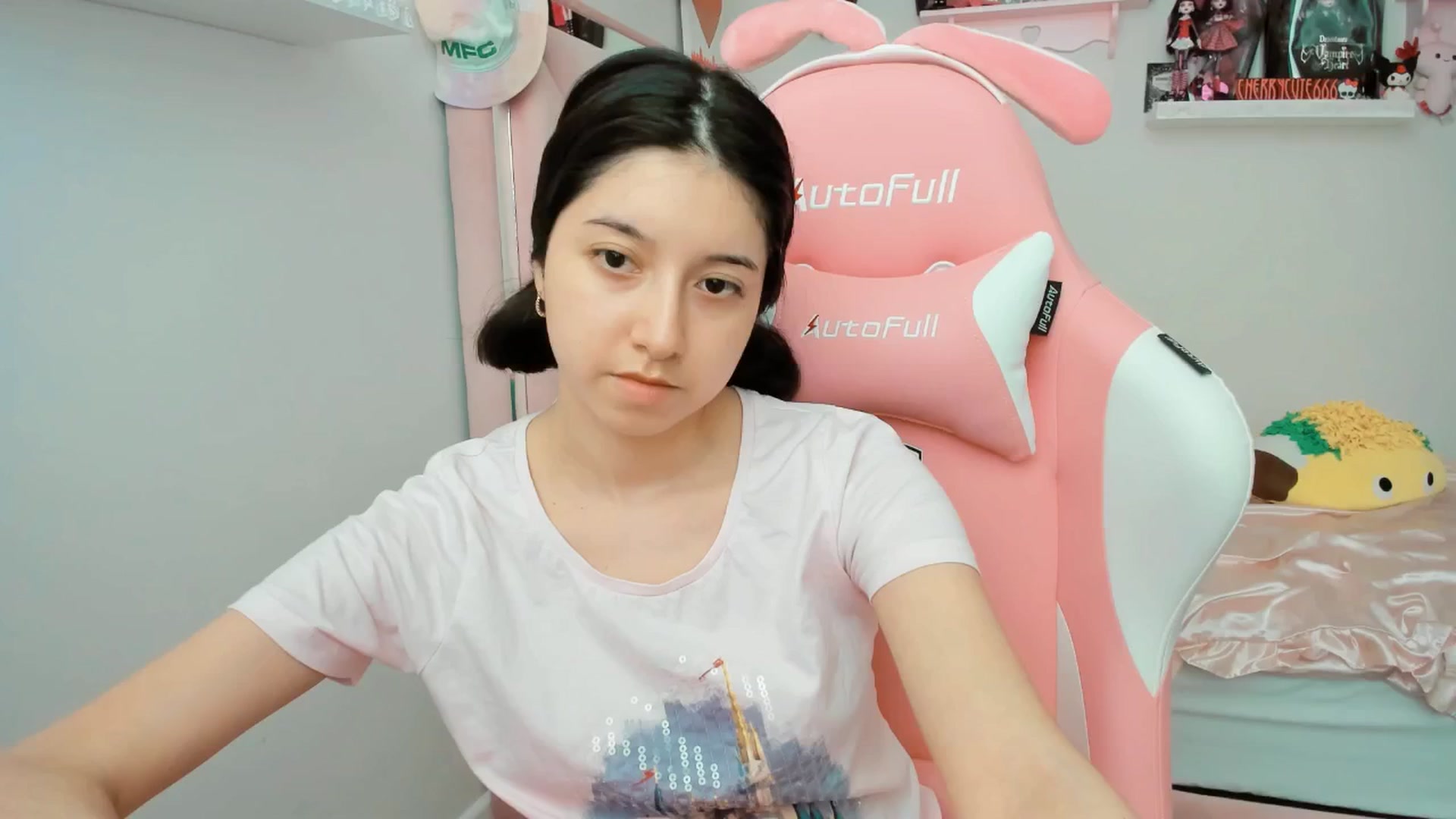 Gallery image thumbnail from Cherrycute666's myfreecams stream on, 05/31/2025, 19:29 image 6 of 20