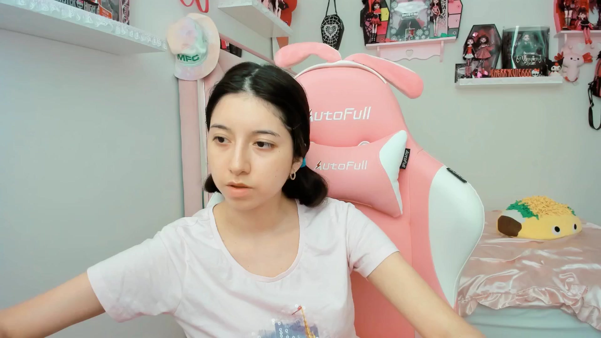 Gallery image thumbnail from Cherrycute666's myfreecams stream on, 05/31/2025, 19:29 image 11 of 20