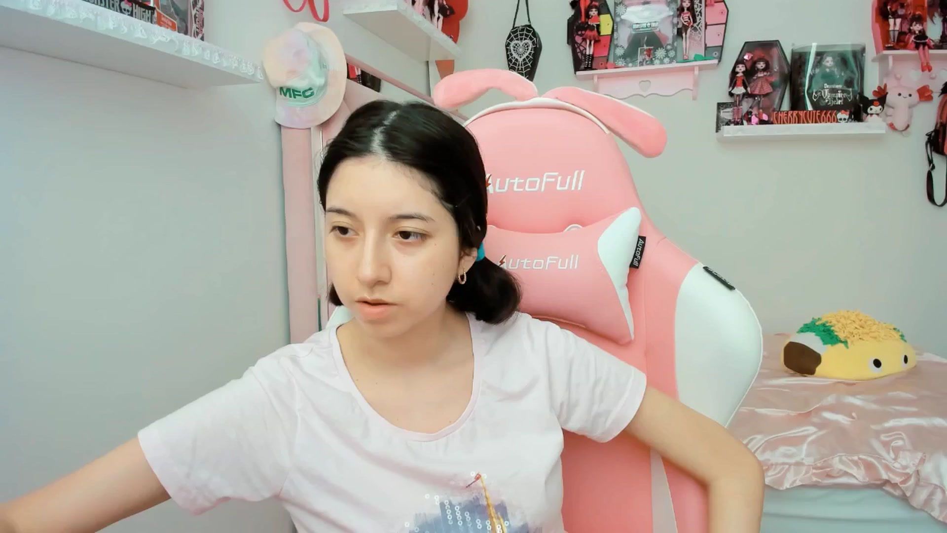 Gallery image thumbnail from Cherrycute666's myfreecams stream on, 05/31/2025, 19:29 image 10 of 20
