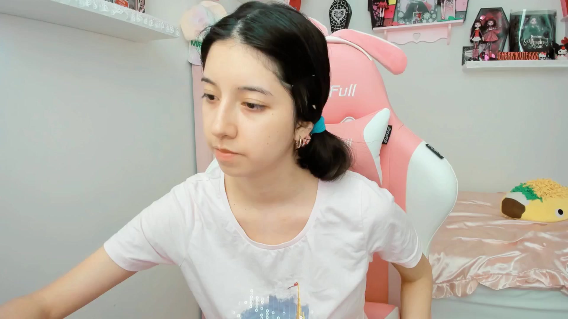 Gallery image thumbnail from Cherrycute666's myfreecams stream on, 05/31/2025, 19:29 image 19 of 20