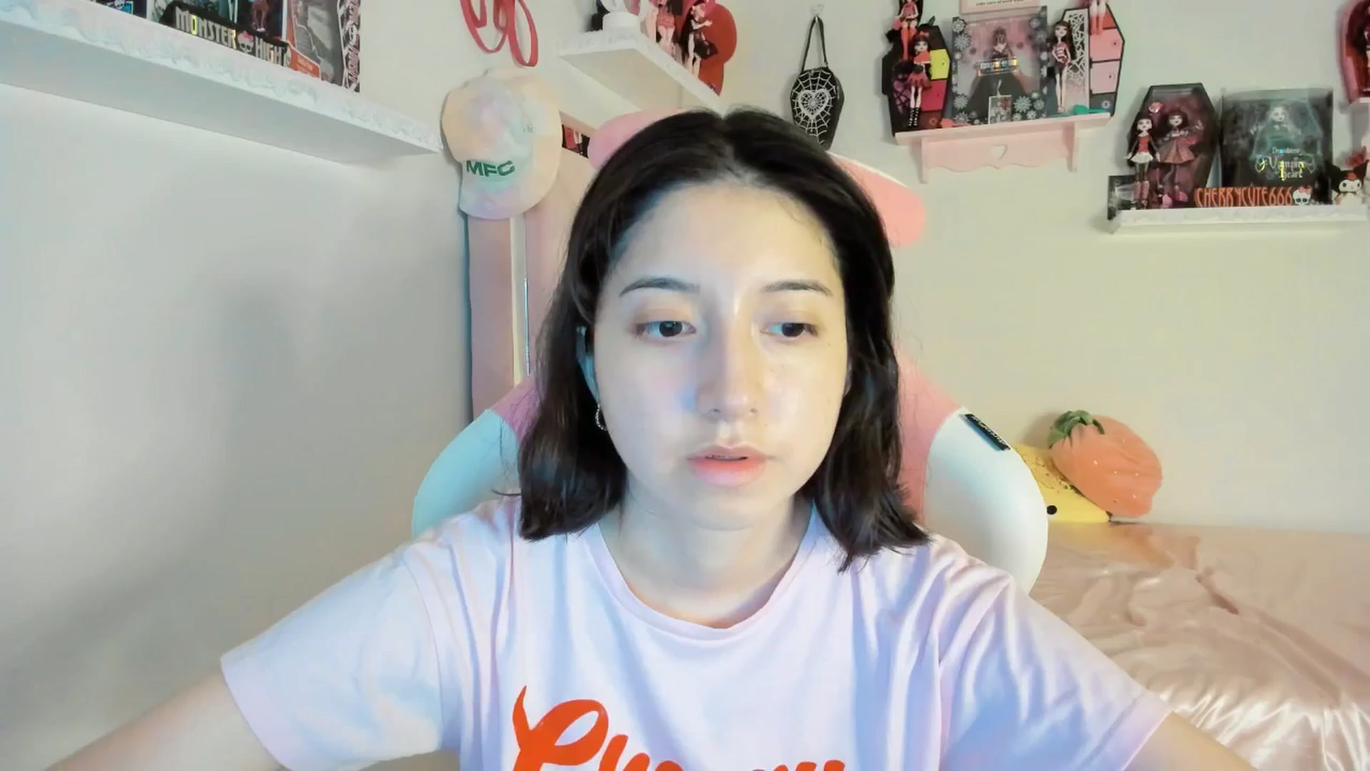 Gallery image thumbnail from Cherrycute666's myfreecams stream on, 06/01/2025, 08:21 image 17 of 20