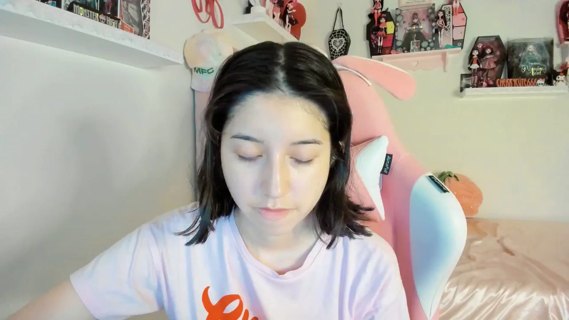 Gallery image thumbnail from Cherrycute666's myfreecams stream on, 06/01/2025, 08:21 image 14 of 20