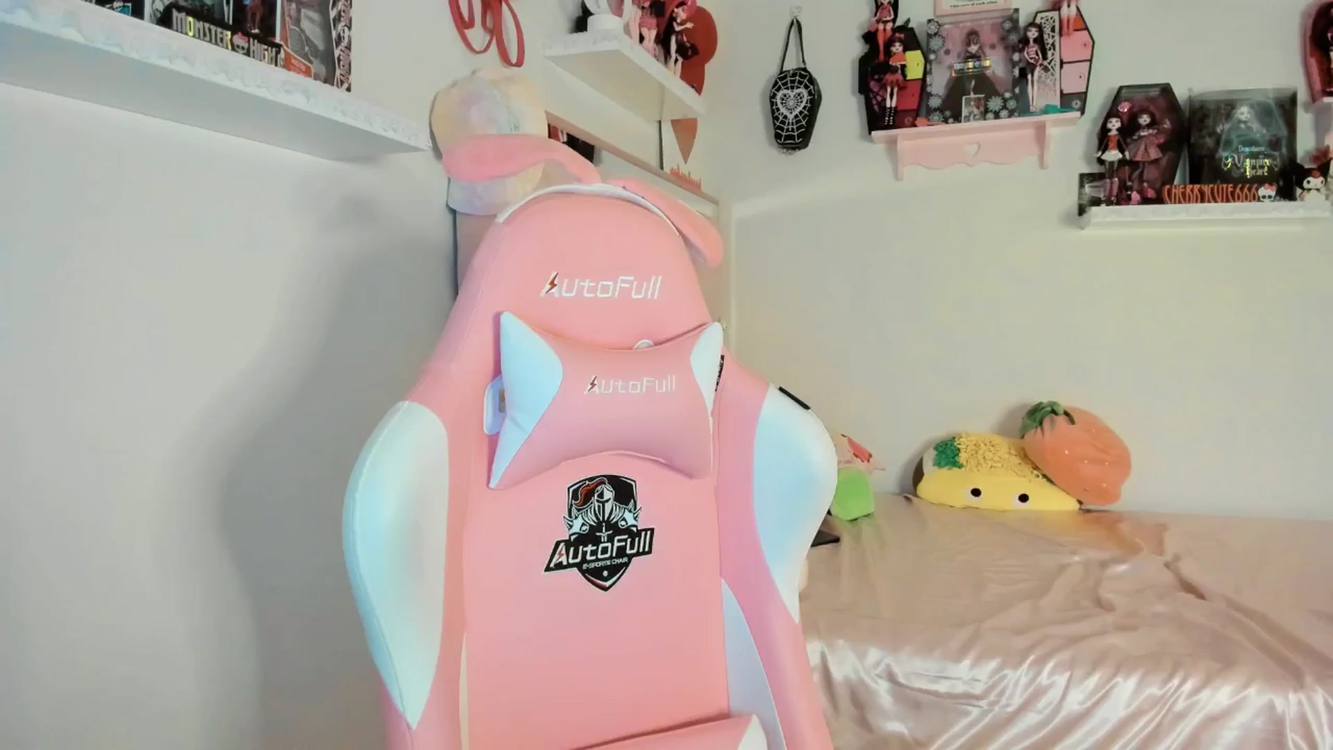 Gallery image thumbnail from Cherrycute666's myfreecams stream on, 06/01/2025, 08:21 image 15 of 20