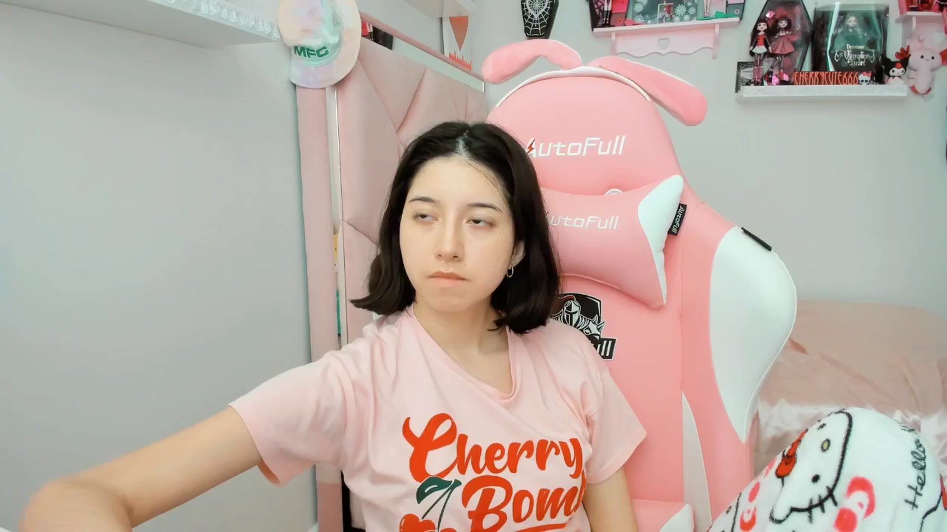 Gallery image thumbnail from Cherrycute666's myfreecams stream on, 06/01/2025, 17:40 image 6 of 20