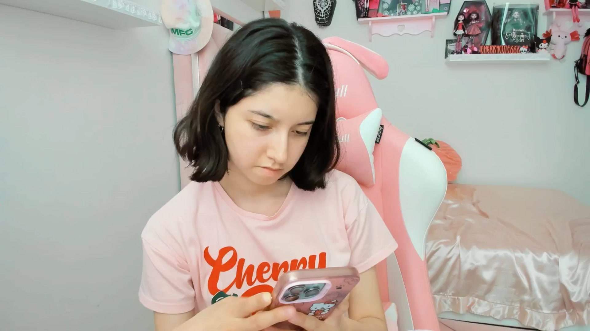 Gallery image thumbnail from Cherrycute666's myfreecams stream on, 06/01/2025, 17:40 image 8 of 20