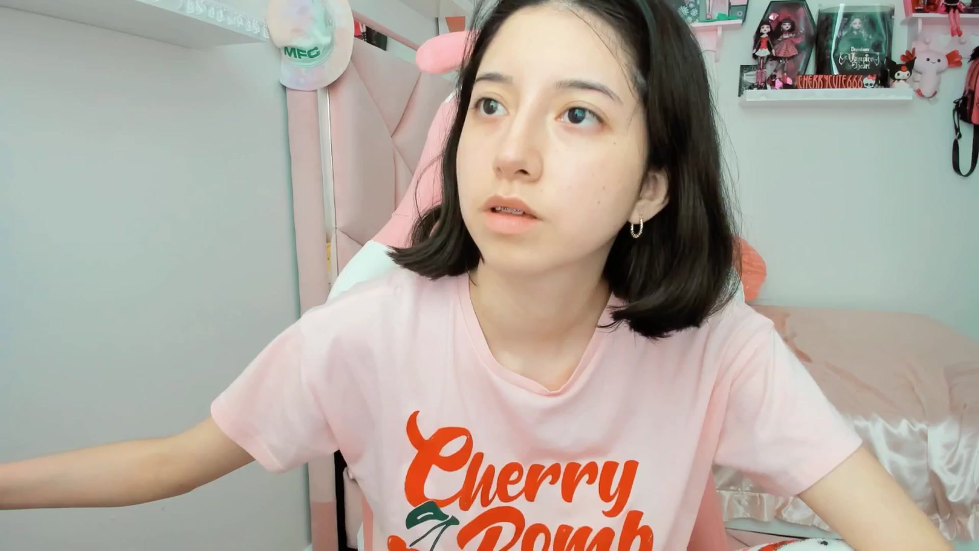 Gallery image thumbnail from Cherrycute666's myfreecams stream on, 06/01/2025, 17:40 image 7 of 20