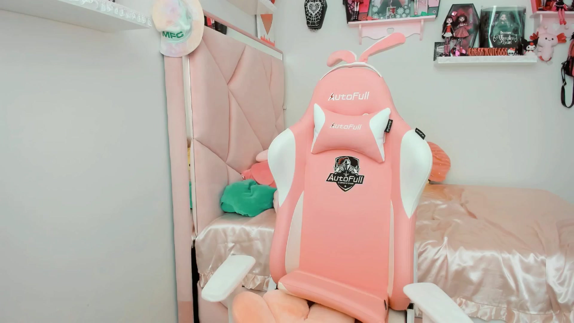 Gallery image thumbnail from Cherrycute666's myfreecams stream on, 06/01/2025, 17:40 image 16 of 20