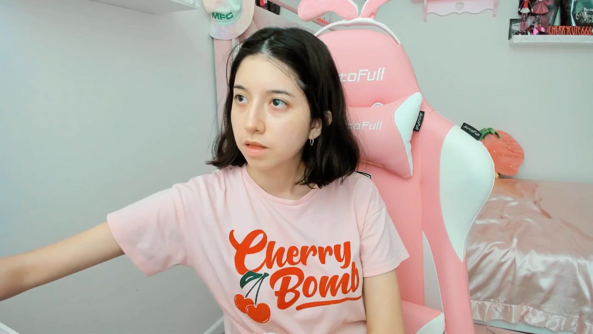 Gallery image thumbnail from Cherrycute666's myfreecams stream on, 06/01/2025, 17:40 image 19 of 20