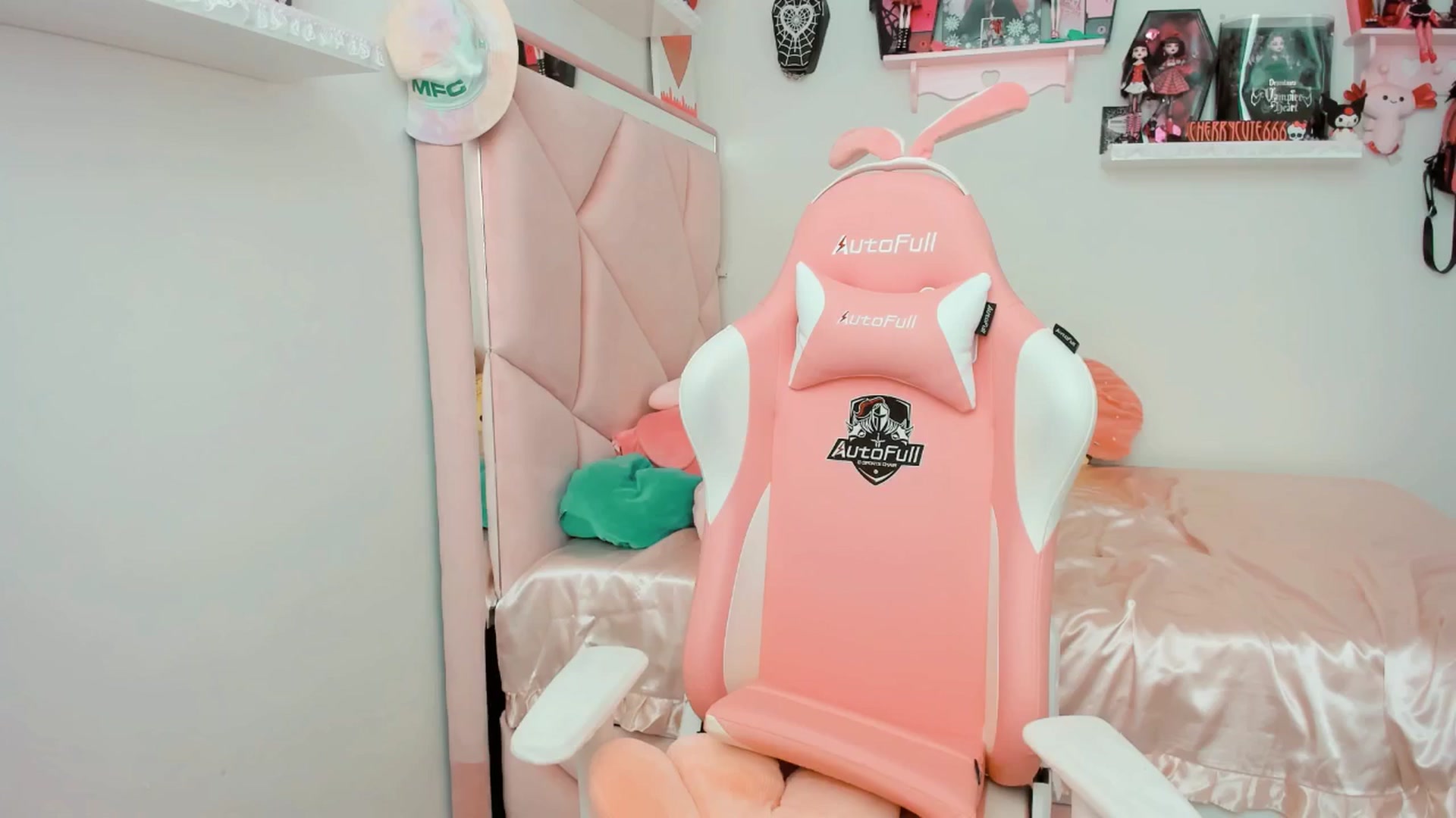 Gallery image thumbnail from Cherrycute666's myfreecams stream on, 06/01/2025, 17:40 image 15 of 20