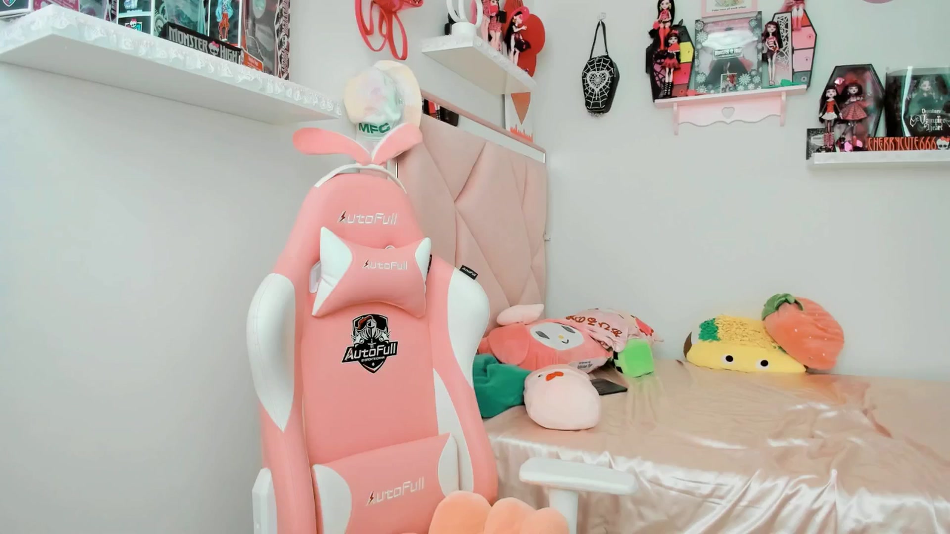 Gallery image thumbnail from Cherrycute666's myfreecams stream on, 06/01/2025, 22:57 image 4 of 20