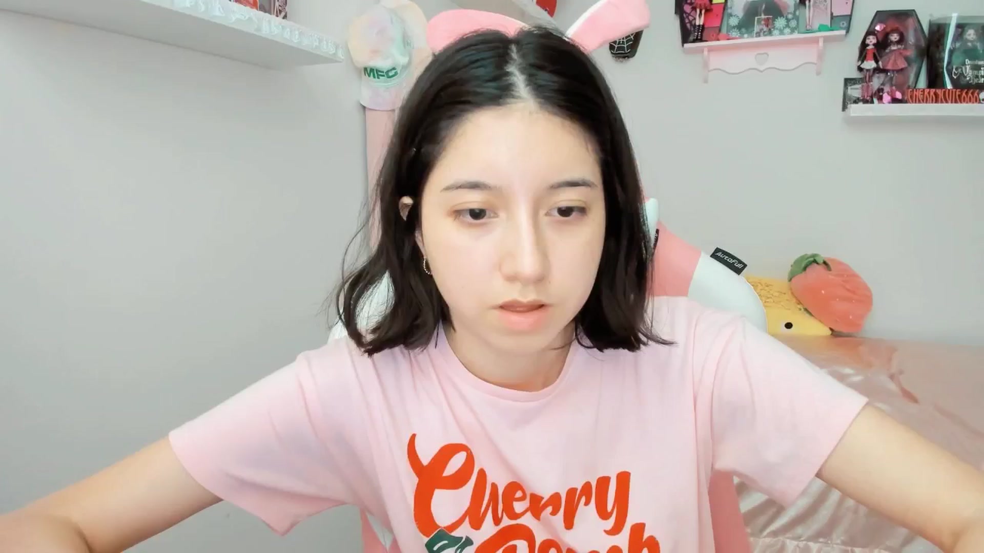 Gallery image thumbnail from Cherrycute666's myfreecams stream on, 06/01/2025, 22:57 image 6 of 20