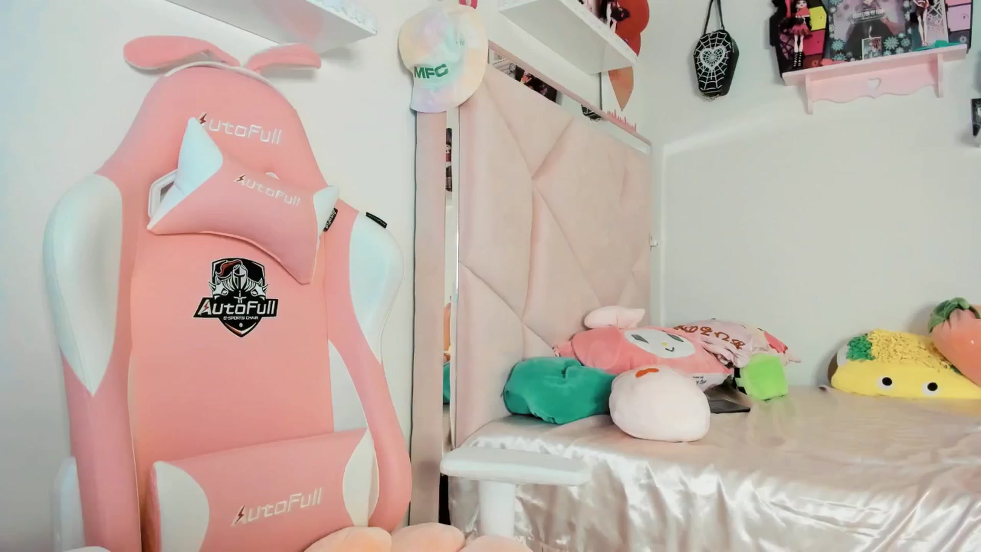 Gallery image thumbnail from Cherrycute666's myfreecams stream on, 06/01/2025, 23:30 image 20 of 20