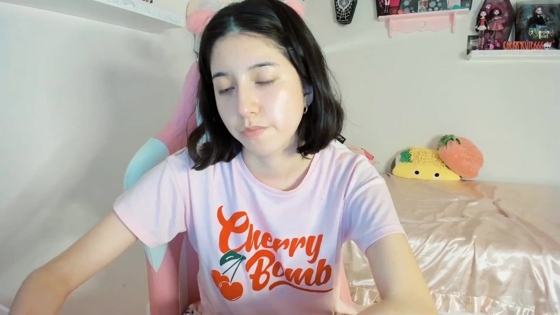Gallery image thumbnail from Cherrycute666's myfreecams stream on, 06/01/2025, 23:30 image 16 of 20