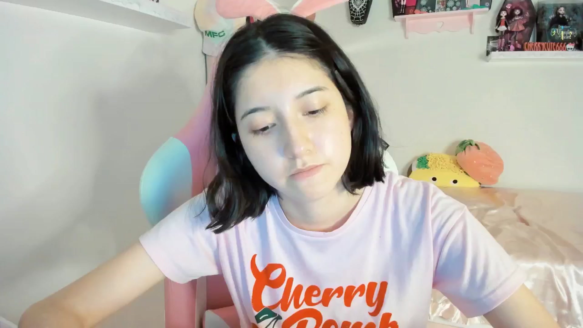 Gallery image thumbnail from Cherrycute666's myfreecams stream on, 06/01/2025, 23:30 image 14 of 20