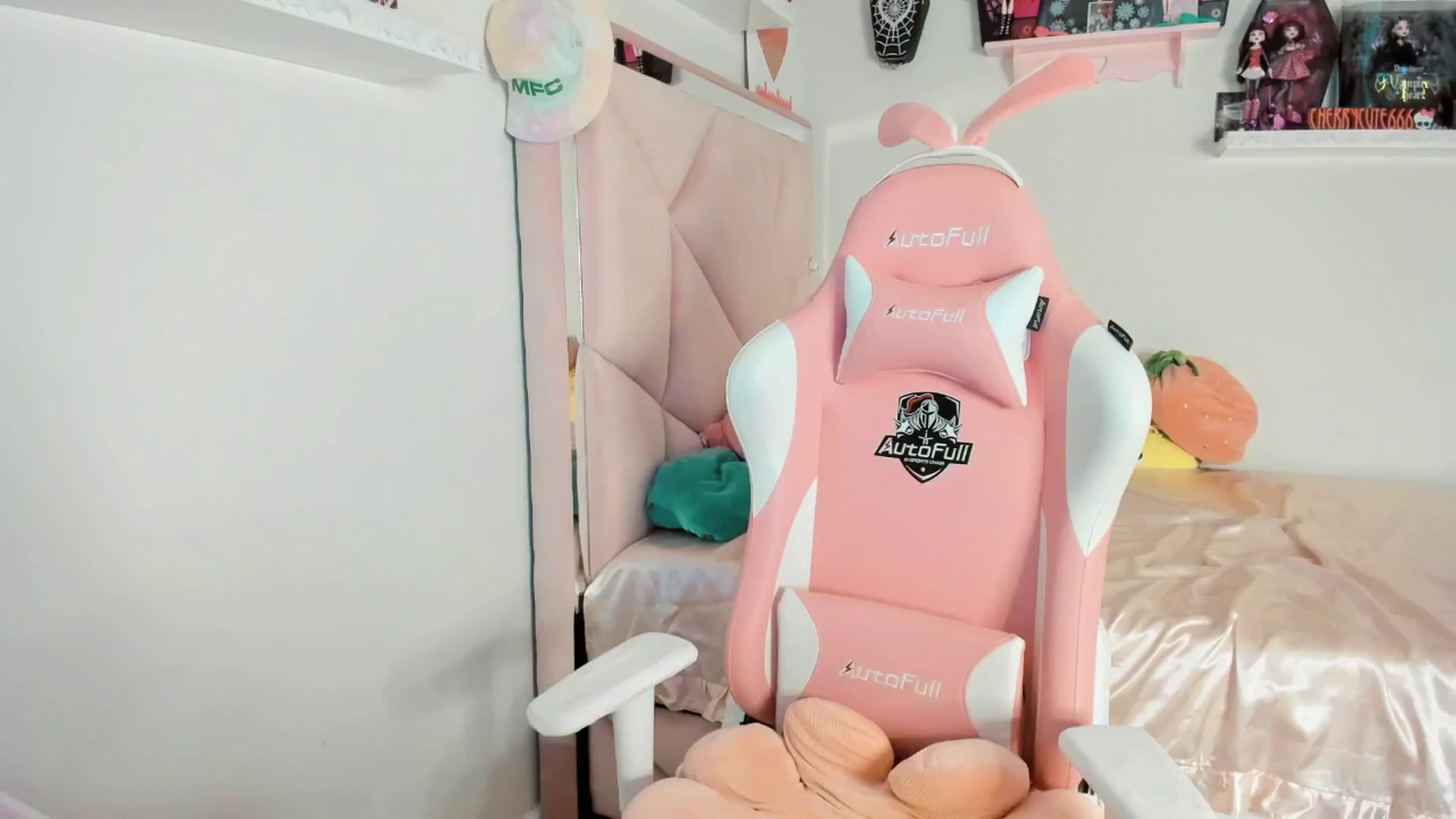 Gallery image thumbnail from Cherrycute666's myfreecams stream on, 06/01/2025, 23:30 image 3 of 20