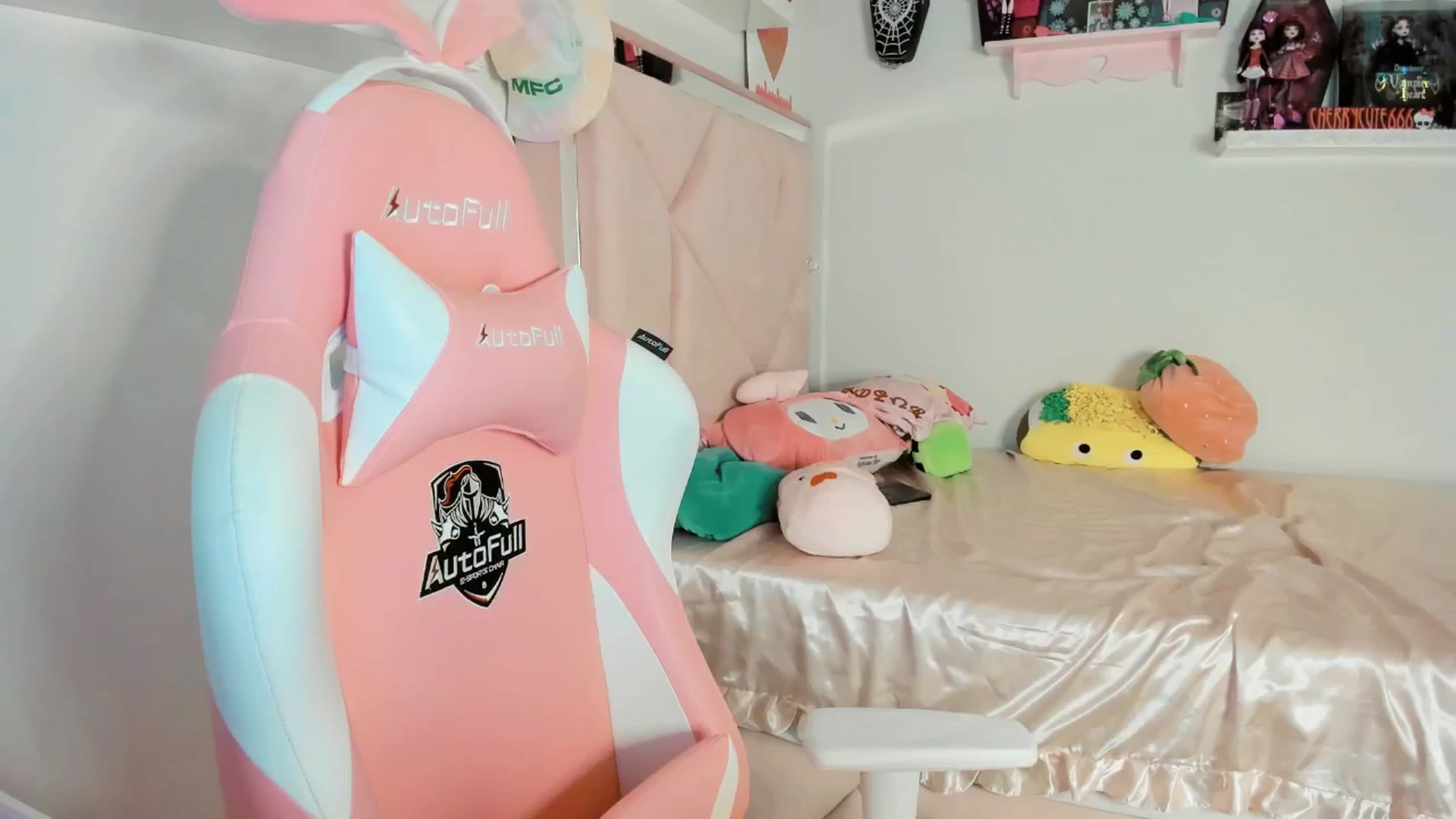 Gallery image thumbnail from Cherrycute666's myfreecams stream on, 06/01/2025, 23:30 image 17 of 20