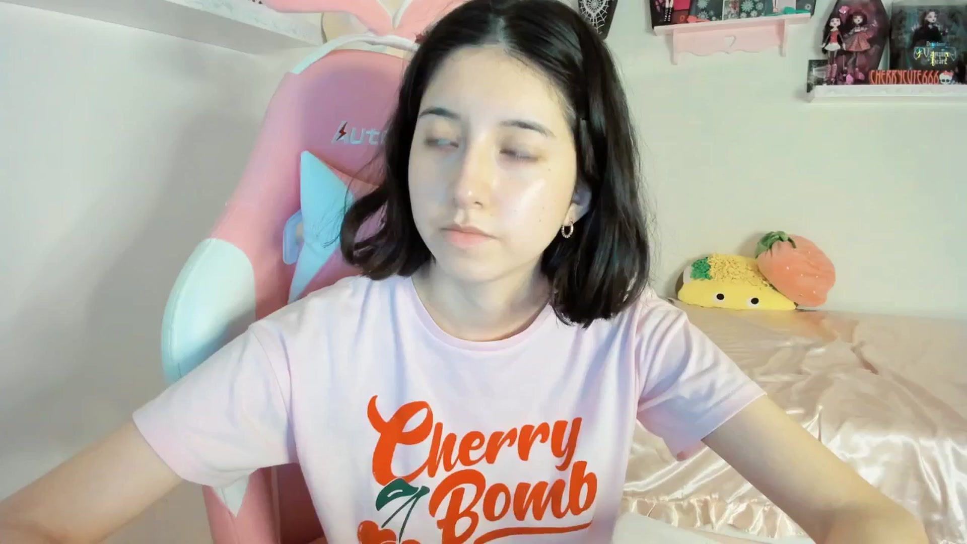 Gallery image thumbnail from Cherrycute666's myfreecams stream on, 06/01/2025, 23:30 image 18 of 20